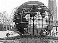 Огромный цветочный глобус с изображением очертаний стран АТЭС был установлен на клумбе в новом шанхайском парке во время проведения здесь саммита форума осенью 2001 г.